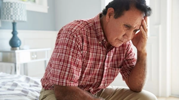 Задумчивый пожилой мужчина