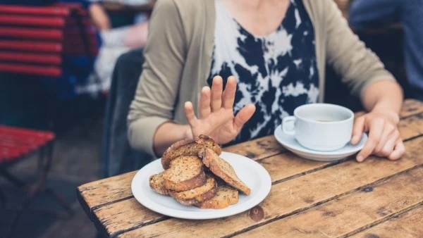 При лактазной недостаточности рекомендуется отказаться от хлеба Девушка отказывается от кусков хлеба