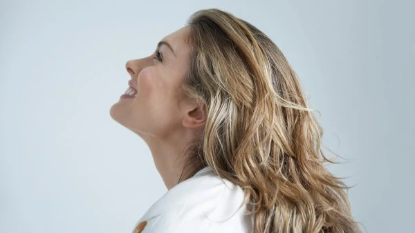 Блестящие волосы у девушки