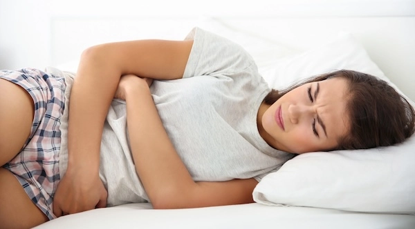 Девушка держится за живот