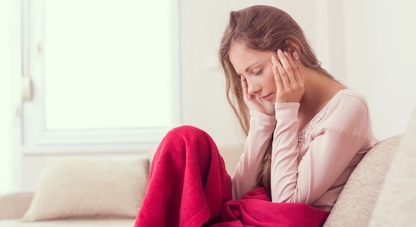 При множественных ячменях может болеть голова Девушка держится руками за голову