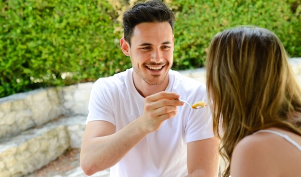 Рацион питания при илеостоме Мужчина и женщина едят вместе