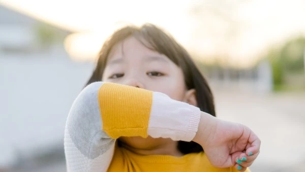 Приступообразный, спазматический кашель при коклюше Девочка кашляет