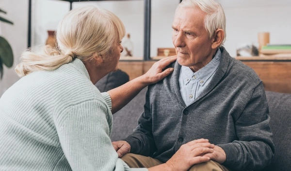 Пожилые люди смотрят друг на друга