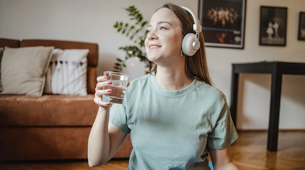 Девушка со стаканом воды в руках