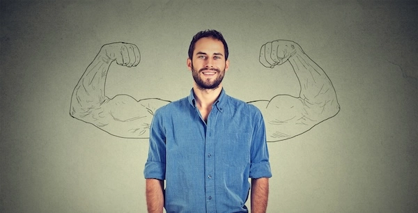 Мужчина рядом с иллюстрацией сильных рук