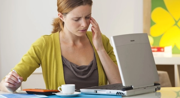 Девушка прикладывает руку к глазу