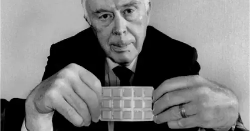 Man holding a packet of gum