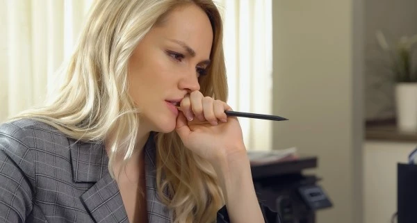 Девушка ощущает неприятную горечь во рту и прикусывает карандаш