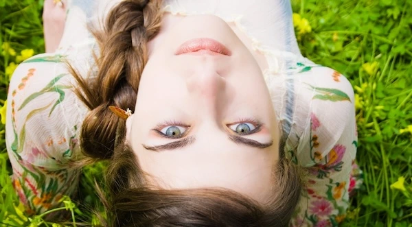 Фотография девушки на траве Девушка лежит на траве