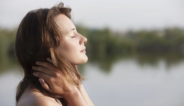 Девушка на фоне водоема