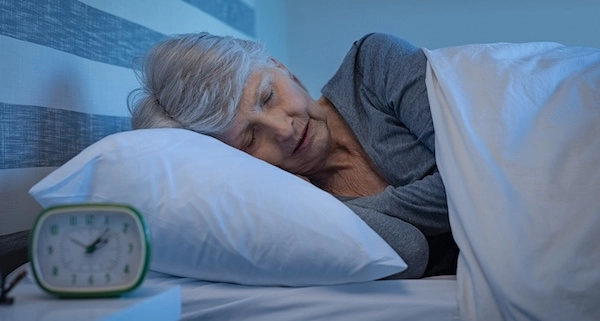 Пожилые люди чаще сталкиваются с каловыми камнями Женщина пожилого возраста в кровати