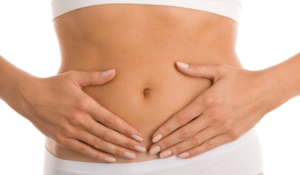 Живот женщины — иллюстрация к материалу об илеостоме Живот женщины крупным планом