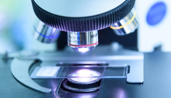 Микроскоп в лаборатории
