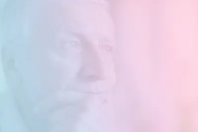 Задумчивый мужчина пожилого возраста