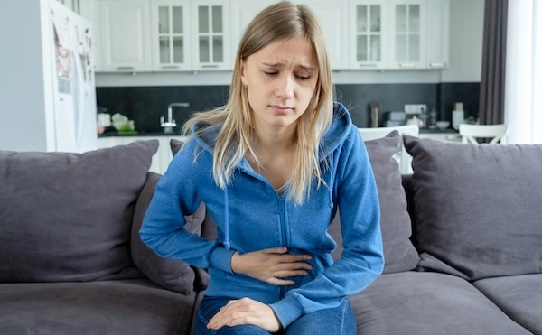 Девушка с признаками боли в животе