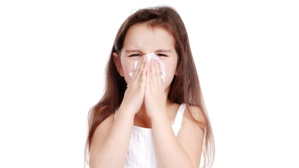 Девочка сморкается в носовой платок