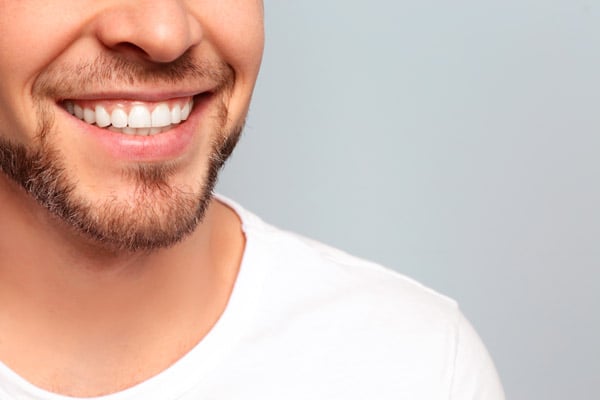 https://www.listerine.ru/sites/listerine_ru/files/shutterstock_1061501180.jpg