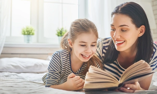 Мама и дочь-школьница читают книгу