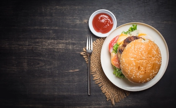 Неправильное питание как причина запора Бургер как символ неправильного питания, способного вызывать запор