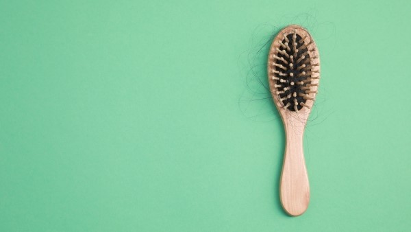 Выпадение волос при тотальной и универсальной алопеции Деревянная расчёска с волосами