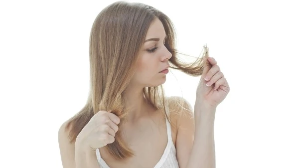 Изменение структуры волос Девушка внимательно рассматривает свои волосы