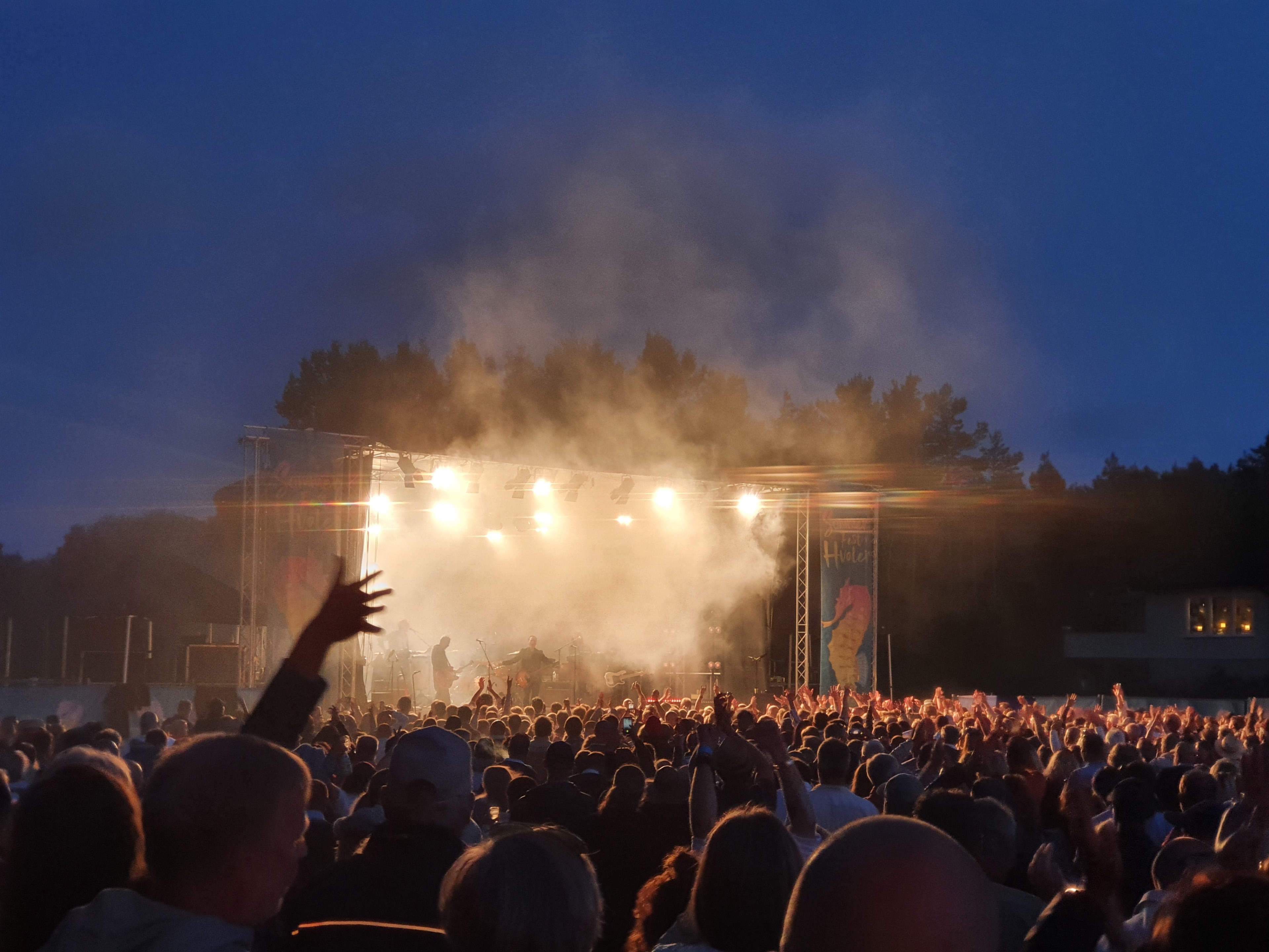 Bilde tatt fra scenen med flere tusen tilskuere foran Hvaler Gjestgiveri