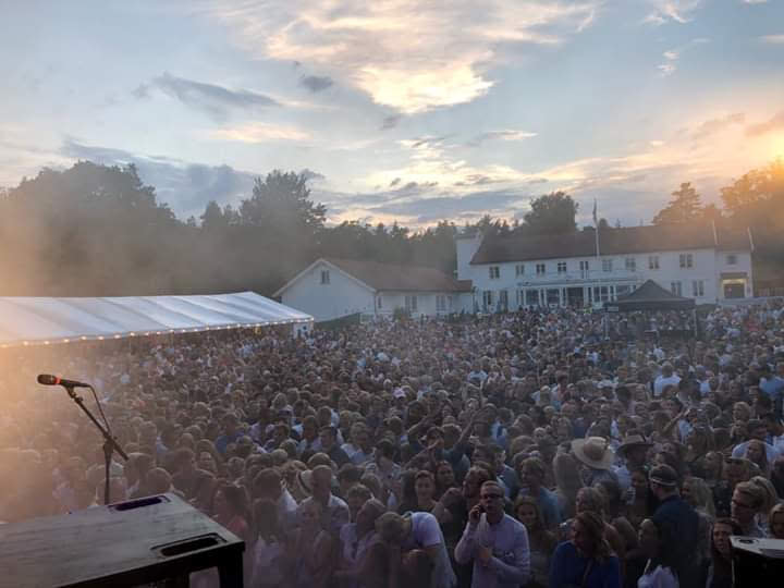 Bilde tatt fra scenen med flere tusen tilskuere foran Hvaler Gjestgiveri