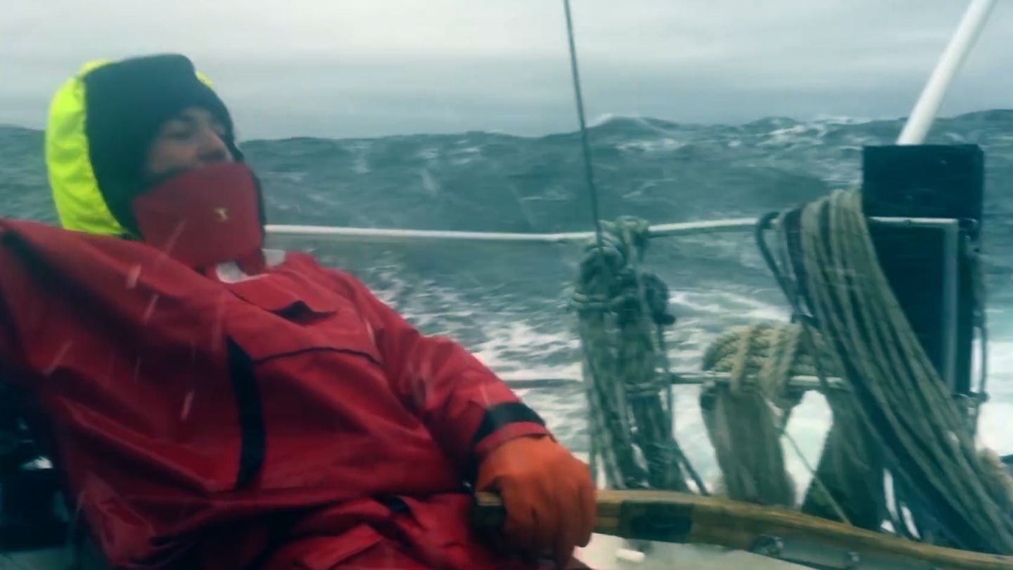 GUIREC SOUDÉE SUR SON BATEAU EN PLEINE TEMPÊTE
