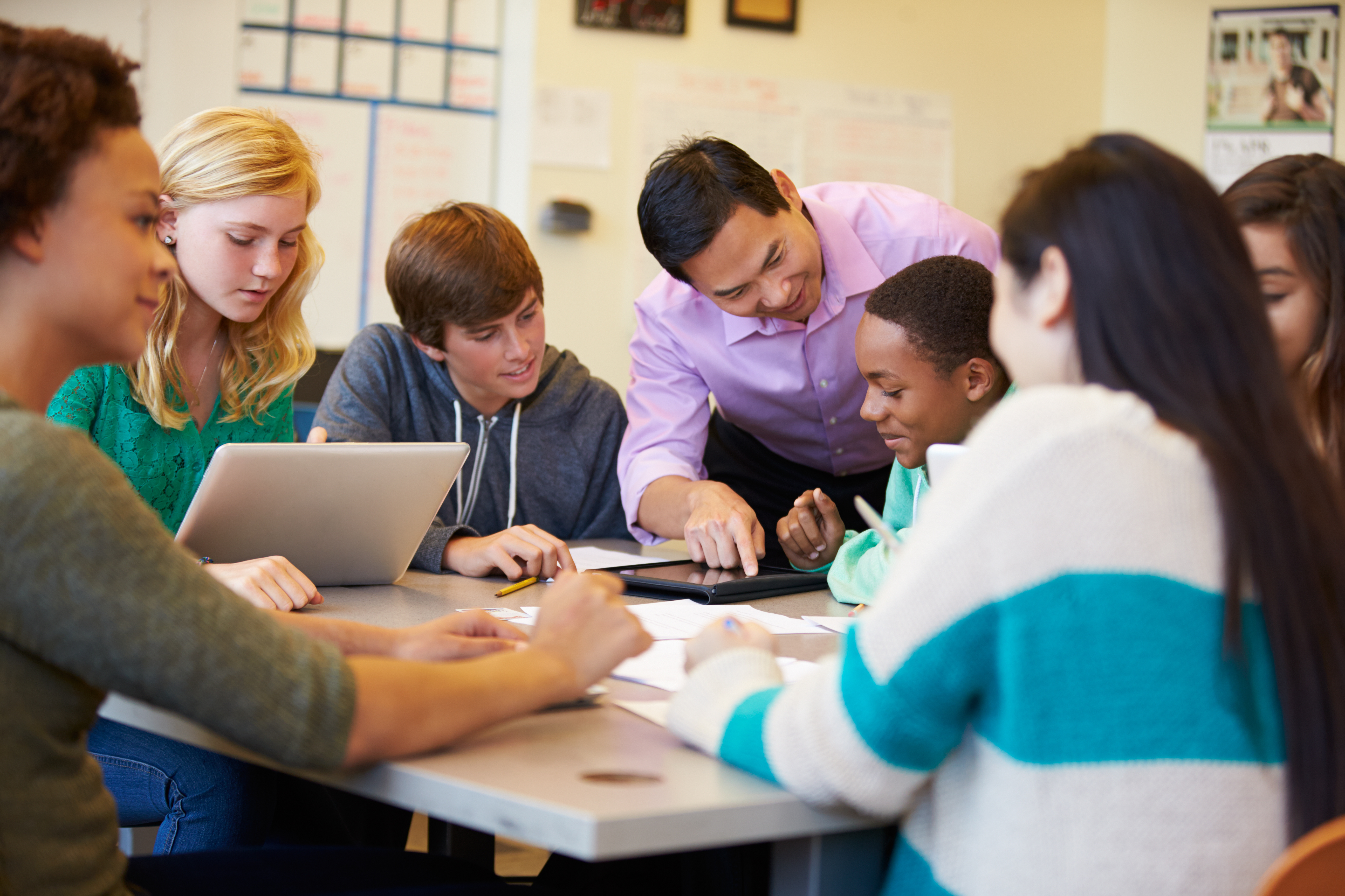 Teacher is a person who. Учащиеся студенты. Старшеклассники в Америке. Преподаватель и студент. Учитель и старшеклассники.