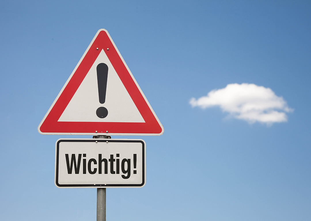 Auf einem Achtungschild ist ein Ausrufezeichen.