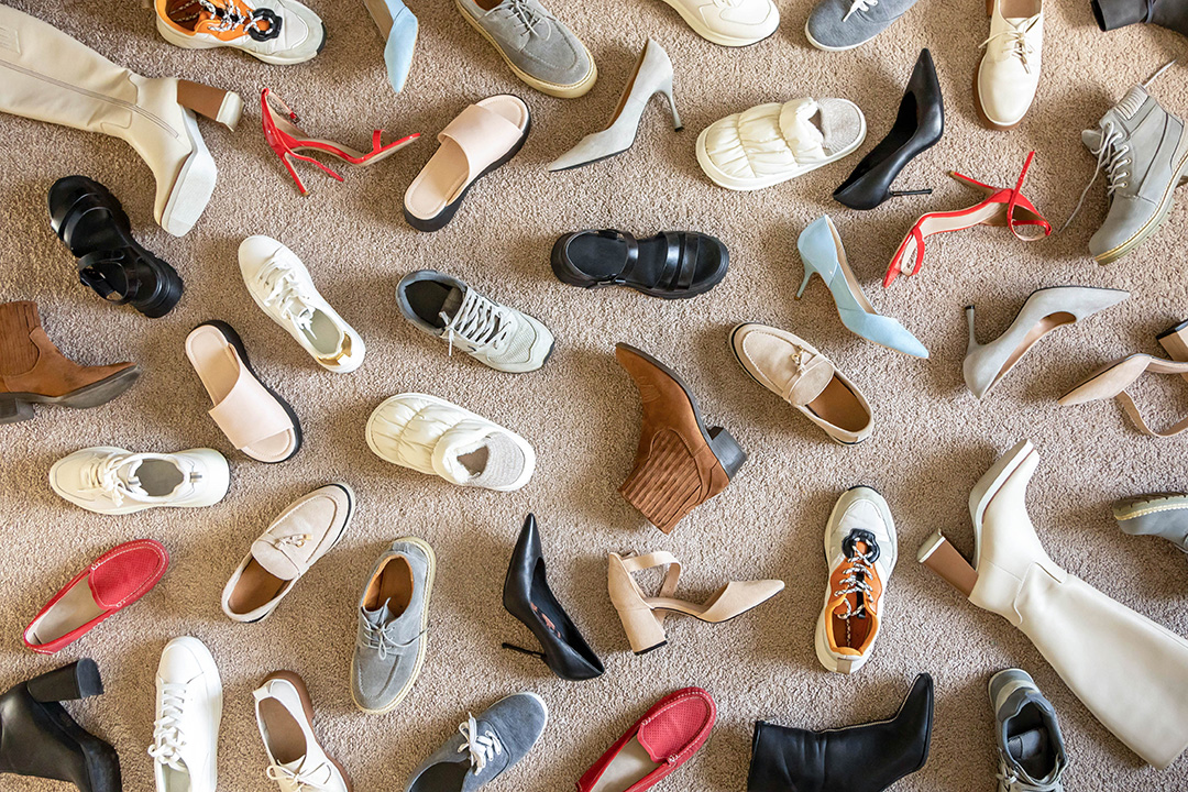 Auf dem Boden verteilte Schuhe