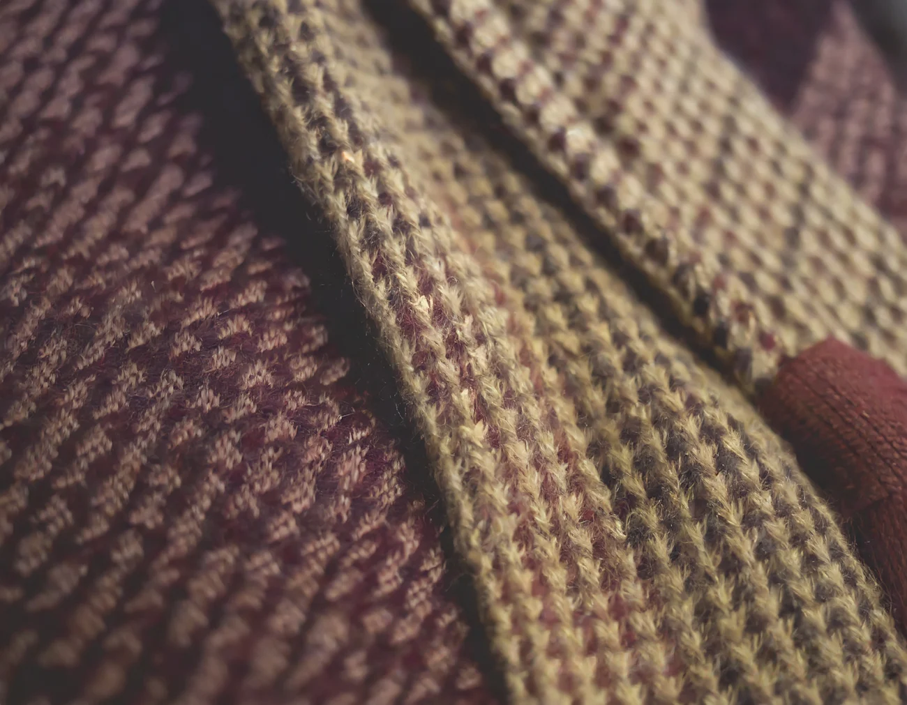 vævet uldfrakke, tern, close-up, mørk duset rød nuance, gylden beige nuance 72159