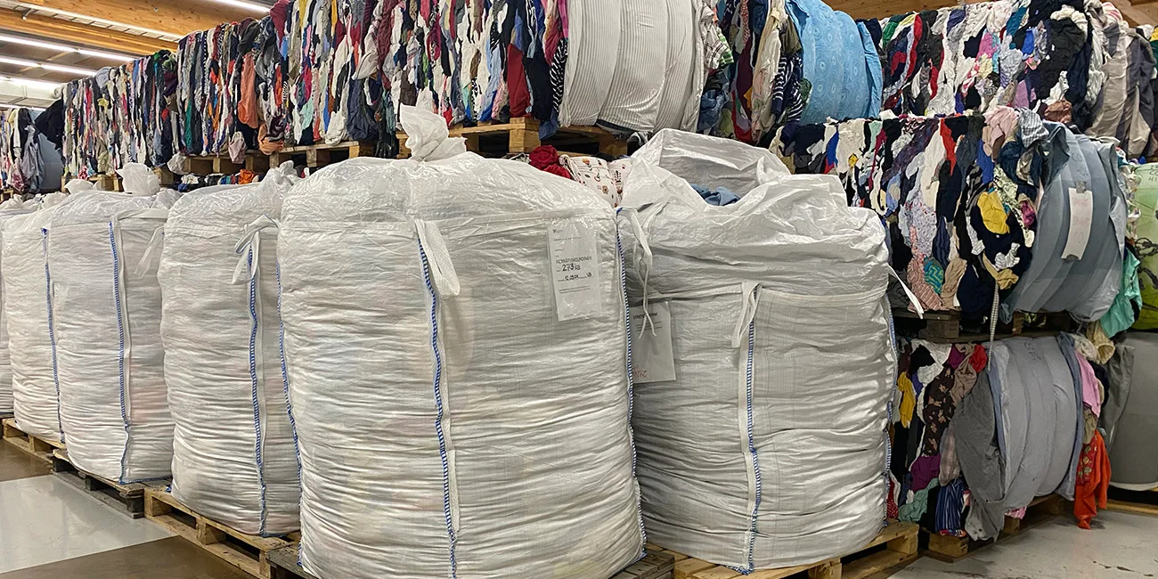 Bunker og sække med overskudstøj 1300x650