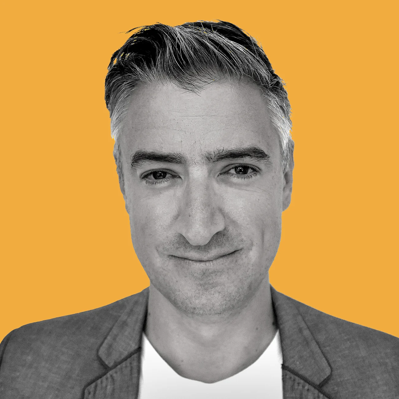 Jon Evans Headshot TM25 gul baggrund