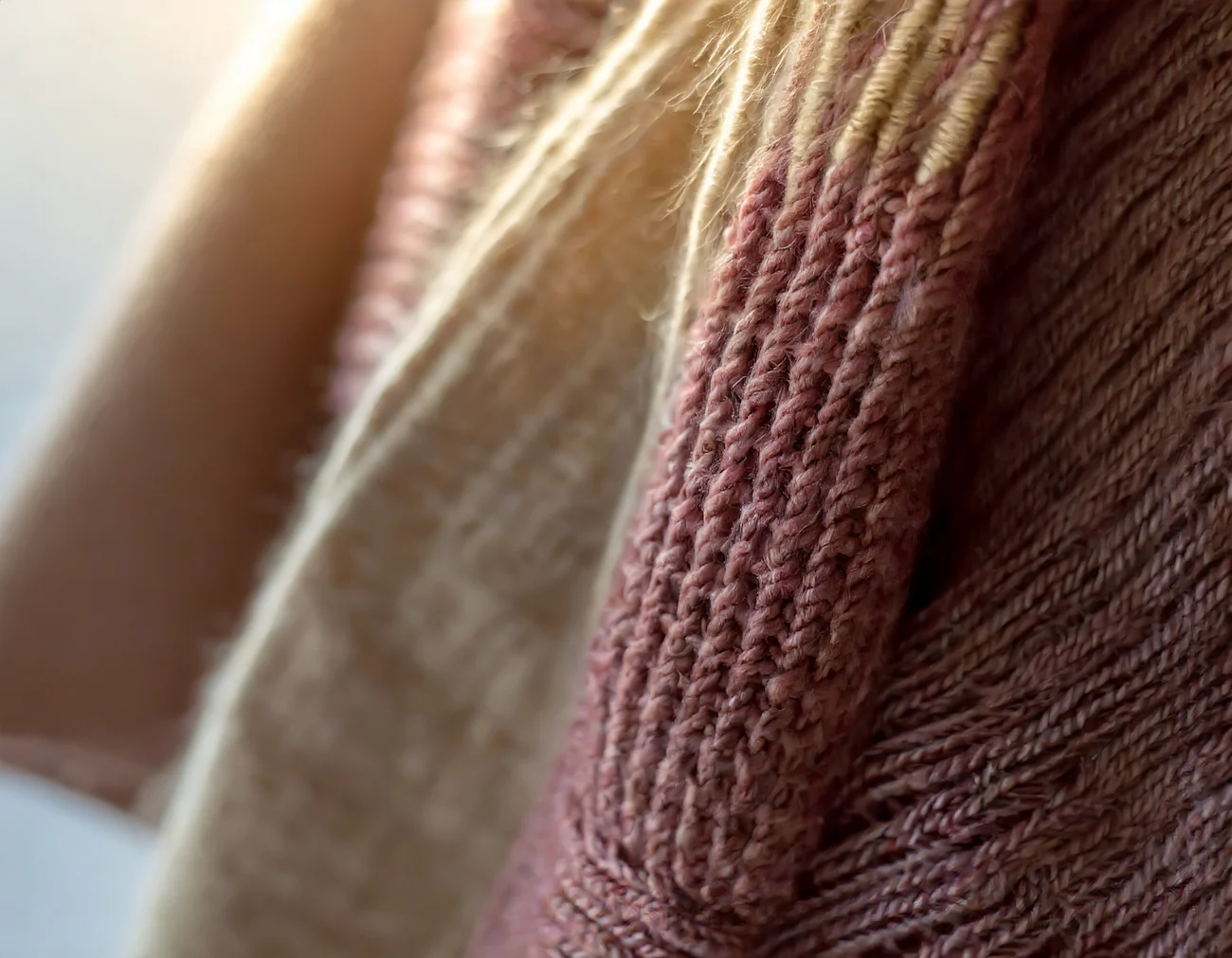 Firefly vævet uldfrakke, close-up, mørk duset rød nuance, lys gylden beige nuance 80655