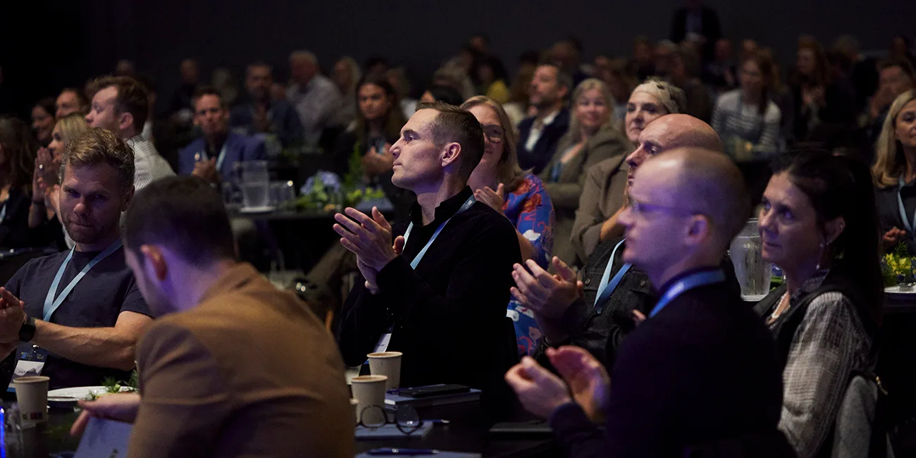 Topmøde 24 deltagere i salen klapper 1300x650