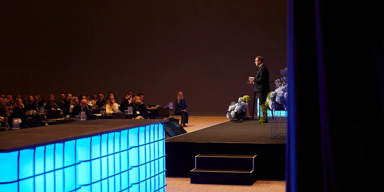 TM24 scenen bagfra udsyn til publikum 1300x650