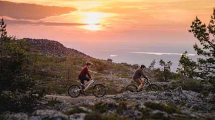 pyöräily village trail keskiyön aurinko
