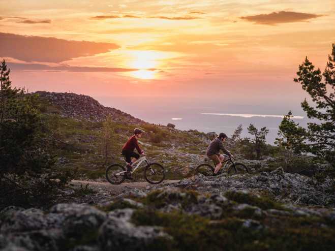 pyöräily village trail keskiyön aurinko