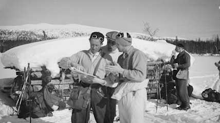 Kätkätunturi siintää retkeilijöiden taustalla 1930. Nybom, Museovirasto.