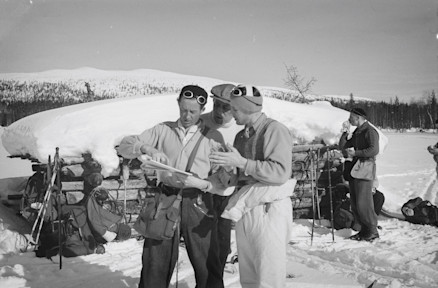 Kätkätunturi siintää retkeilijöiden taustalla 1930. Nybom, Museovirasto.