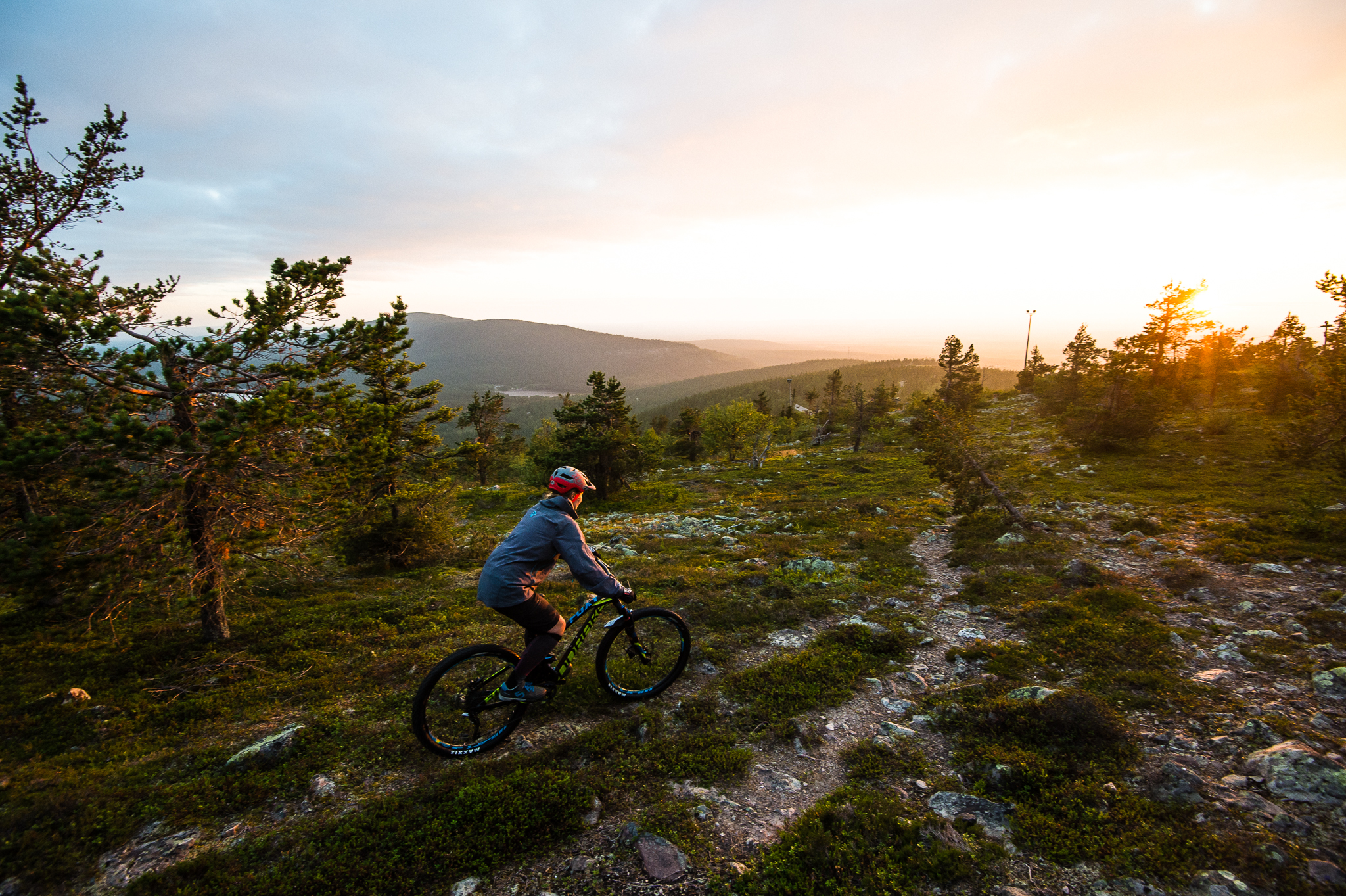 pyöräilijä tunturissa