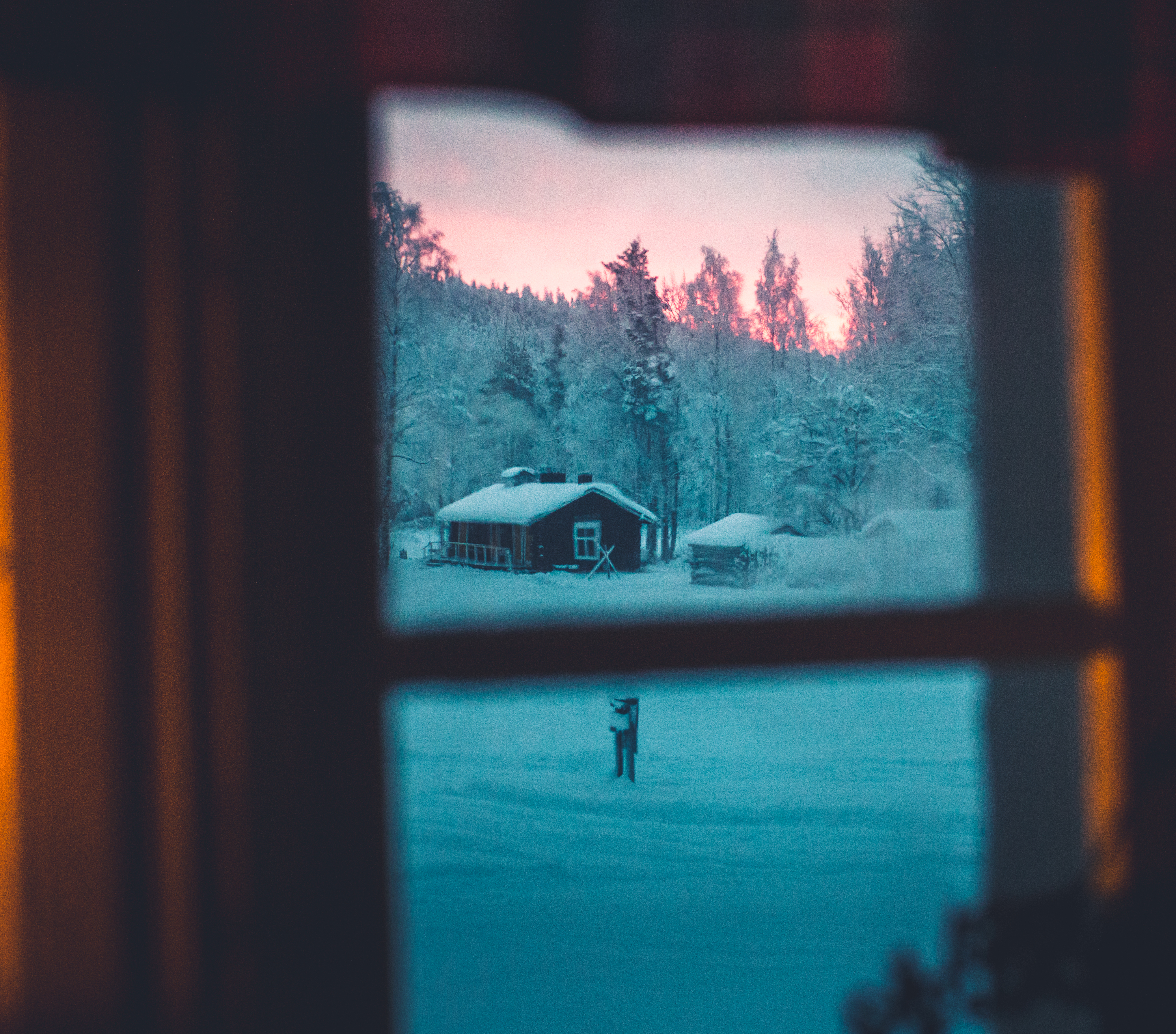 You have just arrived at a comfortable hotel room or a pleasant cottage. Get into the holiday mood and easily save electricity!