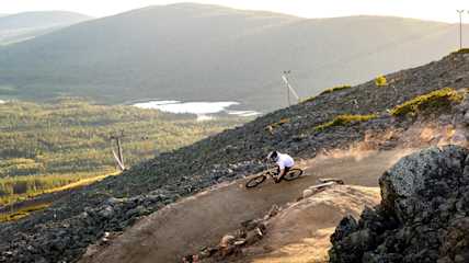 Kesällä 2023 rakentunut Sunny South flow-reitti uudistettiin viime kesänä ja tulevana kesänä uudistetaan jälleen kaksi reittiä lisää. Kuva: Levi Bike Park / Harri Lindfors