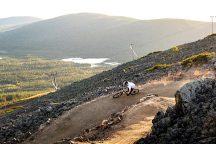 Kesällä 2023 rakentunut Sunny South flow-reitti uudistettiin viime kesänä ja tulevana kesänä uudistetaan jälleen kaksi reittiä lisää. Kuva: Levi Bike Park / Harri Lindfors