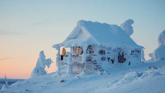 Tyttö joulupukin mökillä