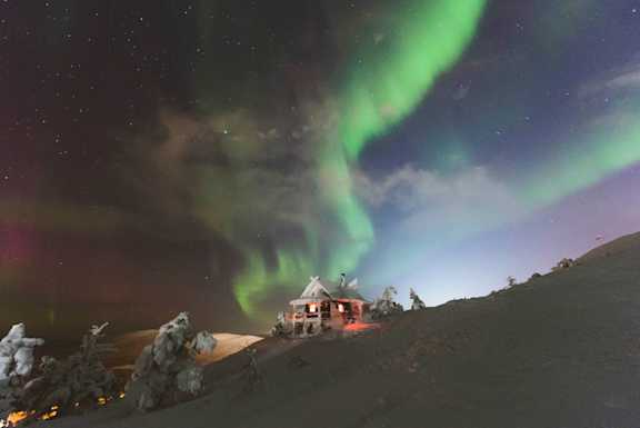 joulupukin mökki revontulet