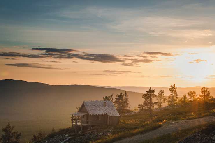 Joulupukin mokki_kesa_auringonlasku_nelio