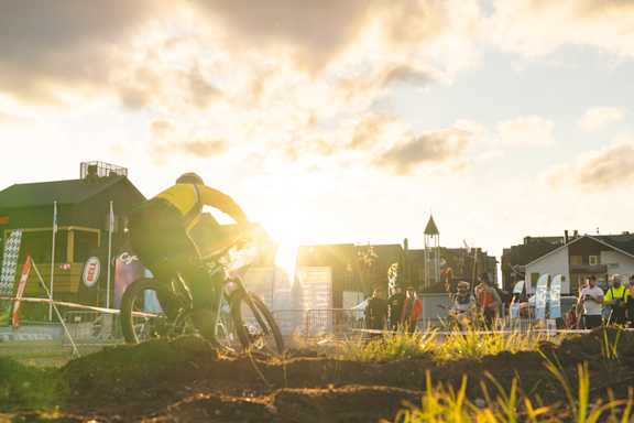auringonlasku enduro kuva